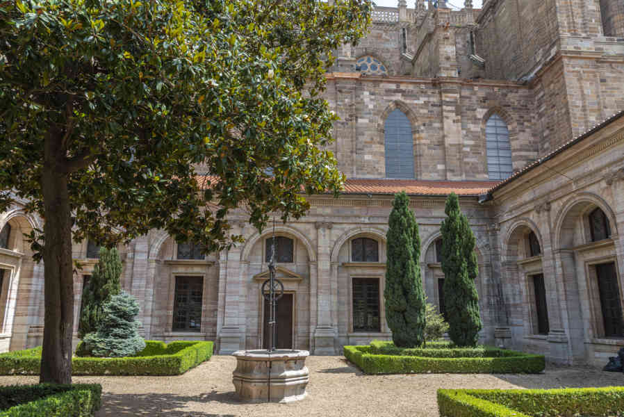 León 013 - Astorga - catedral de Santa María de Astorga - claustro.jpg